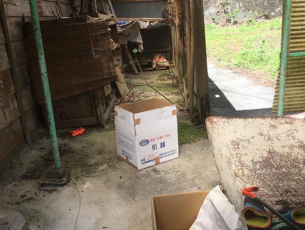 朽ちた小屋